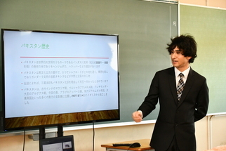 パキスタンの歴史について話すアルマンさん