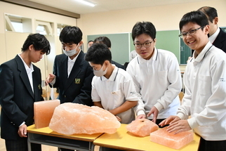 実際の岩塩を触る生徒たち
