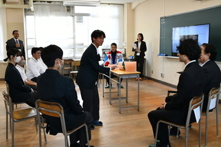 生徒会代表からお礼の言葉を伝える様子