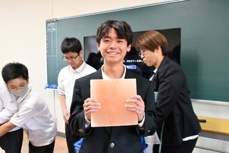 アルマンさんから岩塩を受け取った生徒