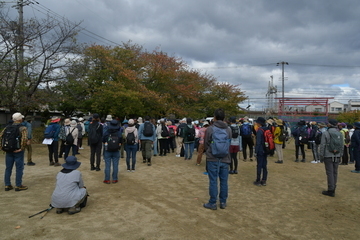 集合場所に集まる参加者たち