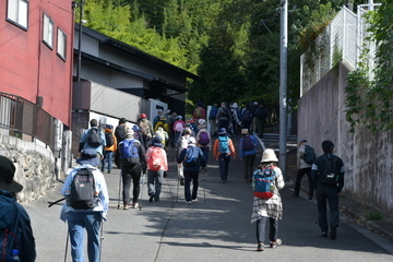 住宅街の坂道を登る参加者たち