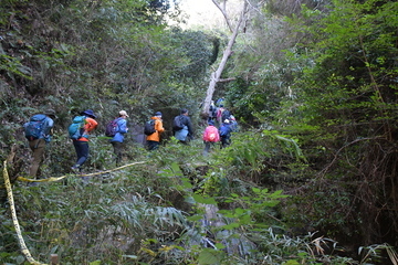 急な登り坂を登る参加者たち