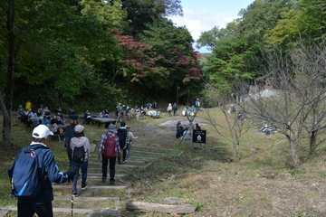 東大阪市立野外活動センターで昼食休憩をとる参加者たち