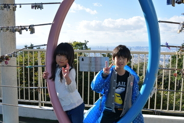鐘の鳴る展望台にある誓いのリングでポーズをとる兄弟