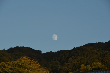 高安山上に出てきた月