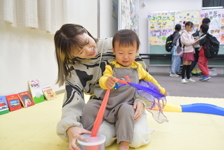 ひゅーまんフェスタを楽しむ親子