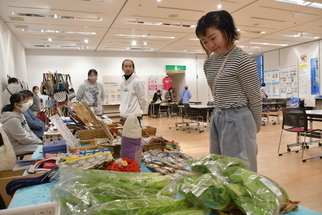 マーケットを楽しむ女性