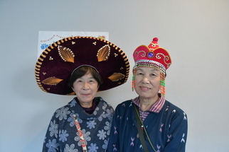 民族衣装の帽子をかぶる女性