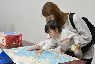 立体地図を触って楽しむ親子