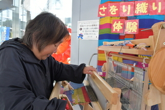 さをり織り体験をする女性
