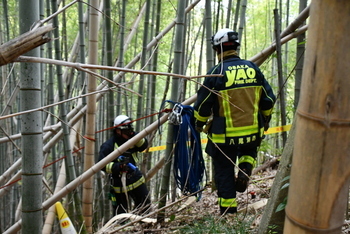 火点に向かい急斜面を下る消防士たち2
