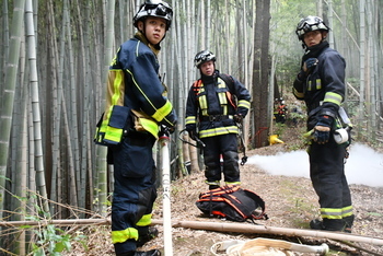 隊員の報告を聞く消防士たち