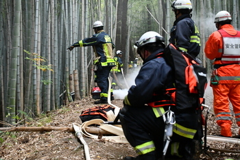 火点を確認する消防士たち