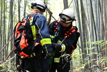 装備を確認する消防士たち