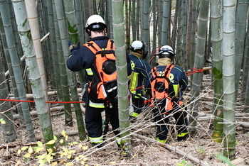 火点に向かって急斜面を下る消防士たち