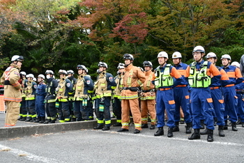 整列する消防士たち