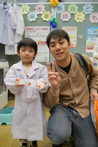 薬剤師の体験をした子と父