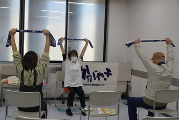 家でできるストレッチを教わる人