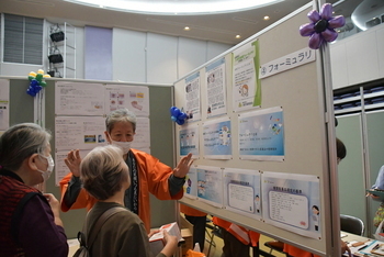 薬剤師会からフォーミュラリの説明を受ける女性たち