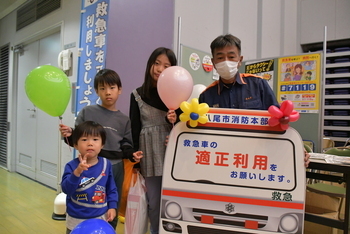 救急車のブースで風船をもらった子どもたち