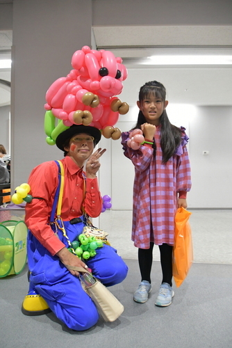 風船師ヨッシーさんにバルーンアートをもらった女の子