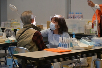 歯科健診を受ける人