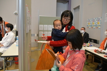 クイズに挑戦する親子