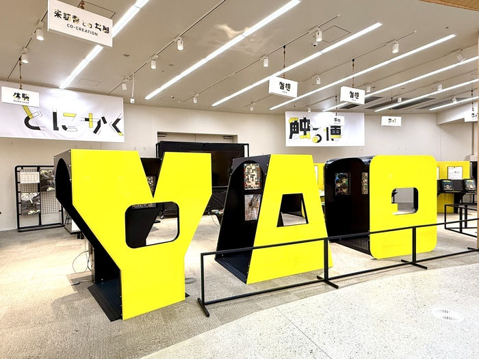 ブースの様子と参加企業の集合写真