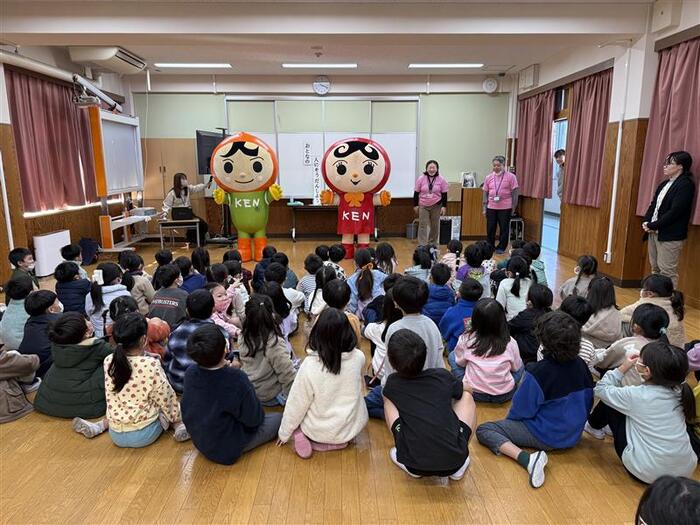 まもるくんとあゆみちゃんと手をふる児童