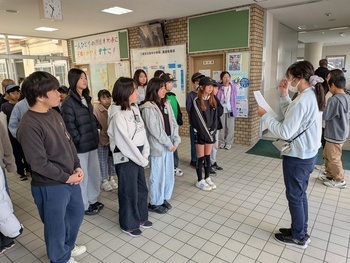 取り付け説明する係り児童