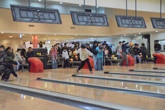 ボウリングをする様子