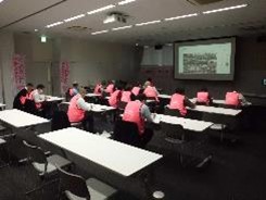 子どもたちの発表を聞いている様子