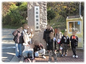 門前で集合写真