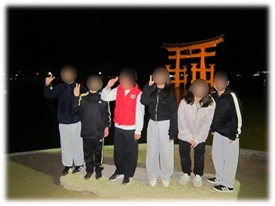 夜の厳島神社大鳥居