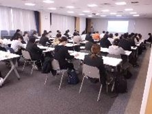 講義を受ける参加者の様子