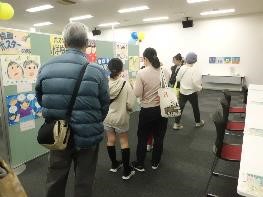作品を見る来場者の様子