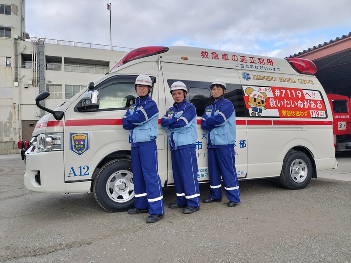 救急車横のデザインと救急隊員