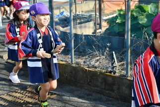 一生懸命あるいて歳末の防火呼びかけをするこども