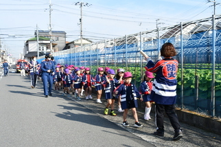 歳末呼びかけをするこどもたち