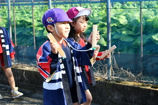 拍子木を打つこども