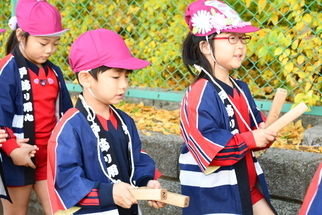 民族衣装の帽子をかぶる女性