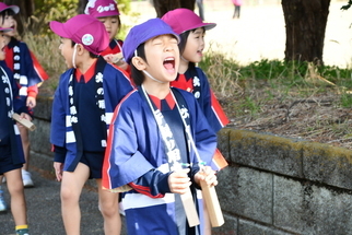 大きな声で一生懸命つたえるこども