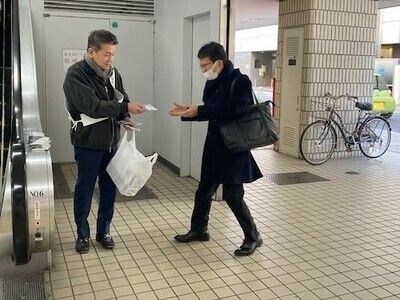 写真：大松市長　2025（令和7）年度人権週間街頭啓発活動での様子　12月4日