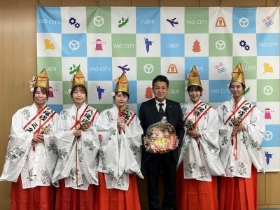写真：大松市長　表敬訪問【令和8年度八尾戎神社福娘の皆さん】での様子　12月12日