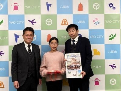 写真：大松市長　表敬訪問【小枝　叶愛さん、小枝　克啓さん（おやこ新聞「ナガサキピース・タイムズ」記者）】での様子　12月12日