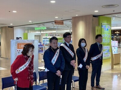 写真：大松市長　令和7年度八尾市献血推進協議会冬の街頭キャンペーンでの様子　12月6日
