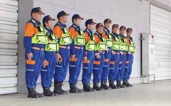 支援隊員が整列しました。