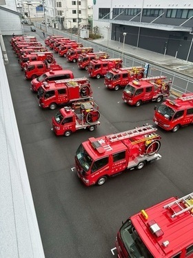 消防団車両が整列しています
