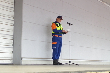 団長が挨拶をしています